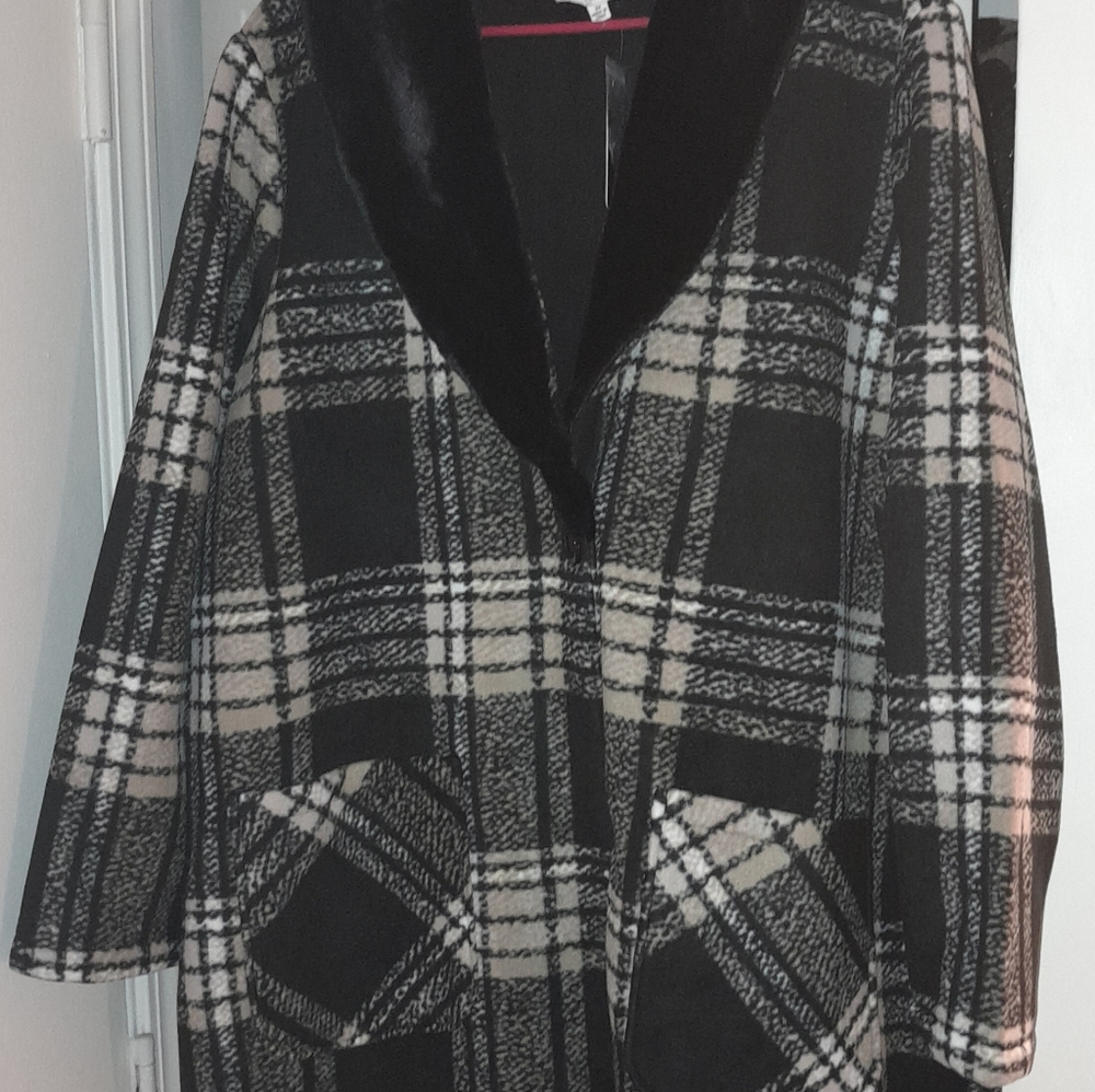 WOMENS 3X PLUS SIZE Winter Jacket w/Black Faux Fur Around V Neckline SATINY Soft